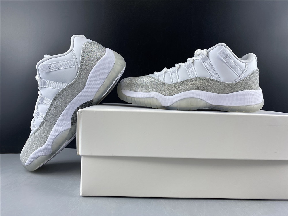 Air Jordan 11 low WMNS Metallic Silver AR0715-100